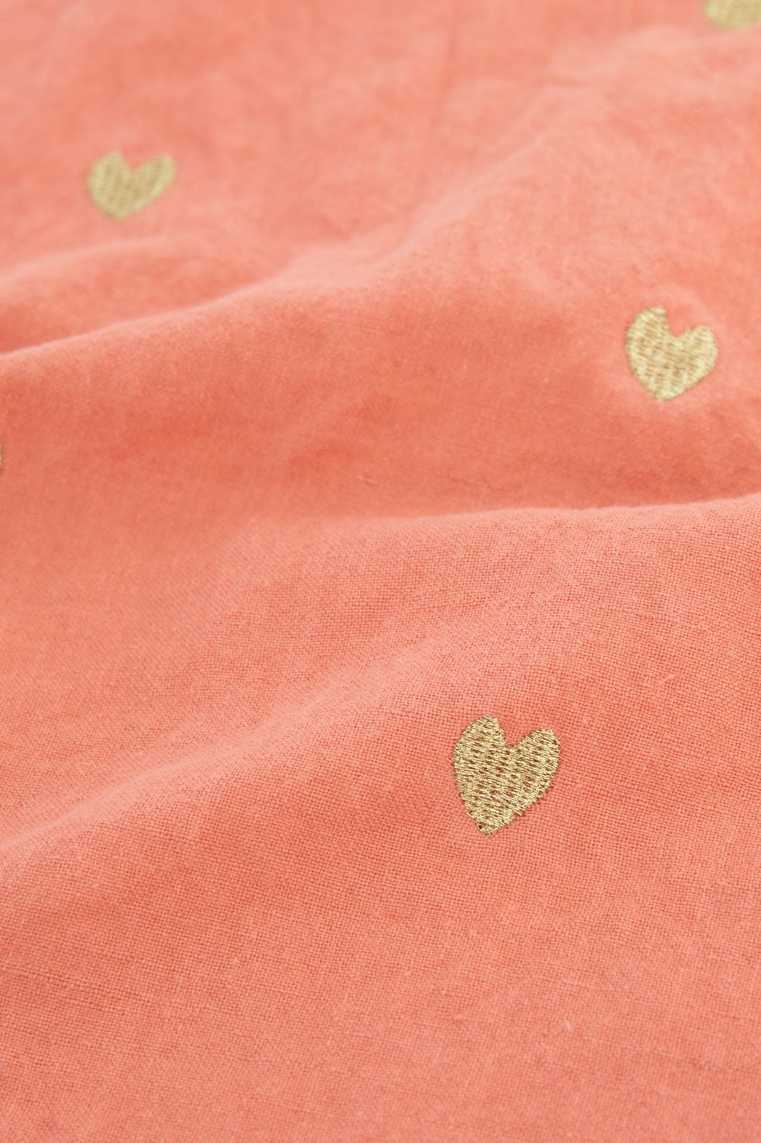 Roze servet met goud geborduurde hartjes