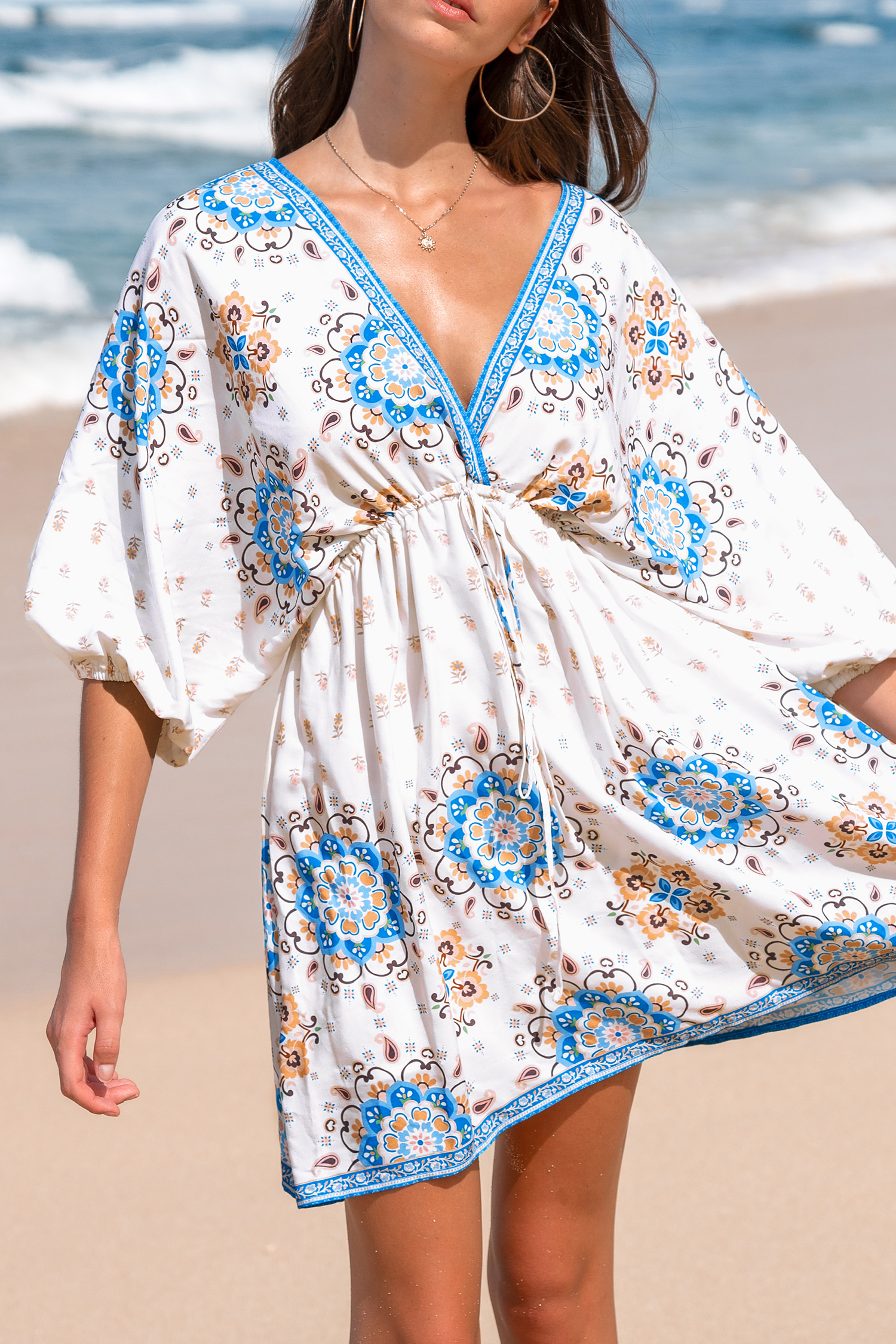 Robe mini avec col plongeant et manches blouson boho