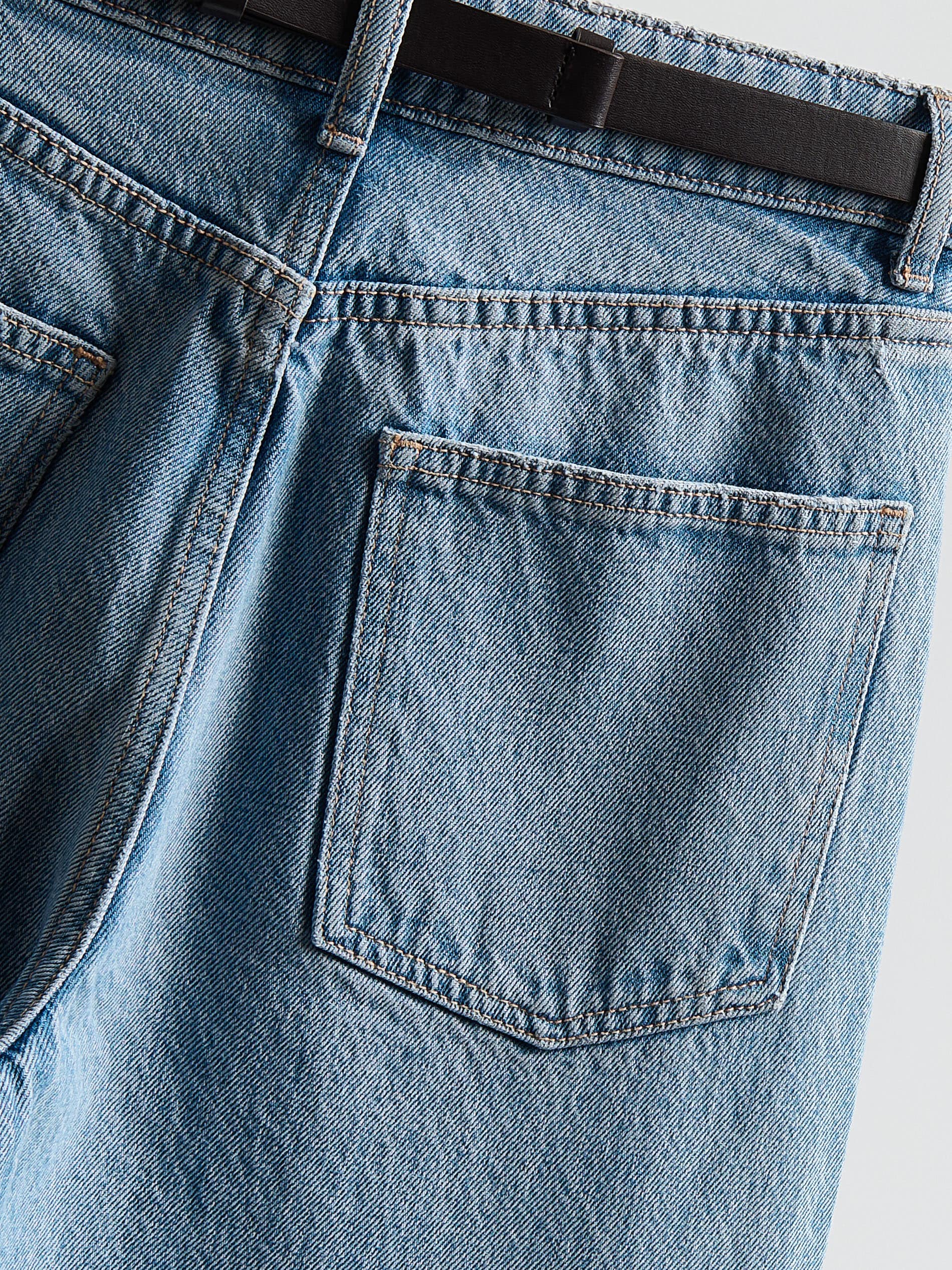 Denim-Hose mit Gürtel