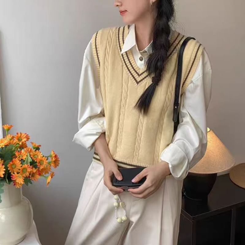 HYAKU - V-hals gestreept kabelgebreid vest