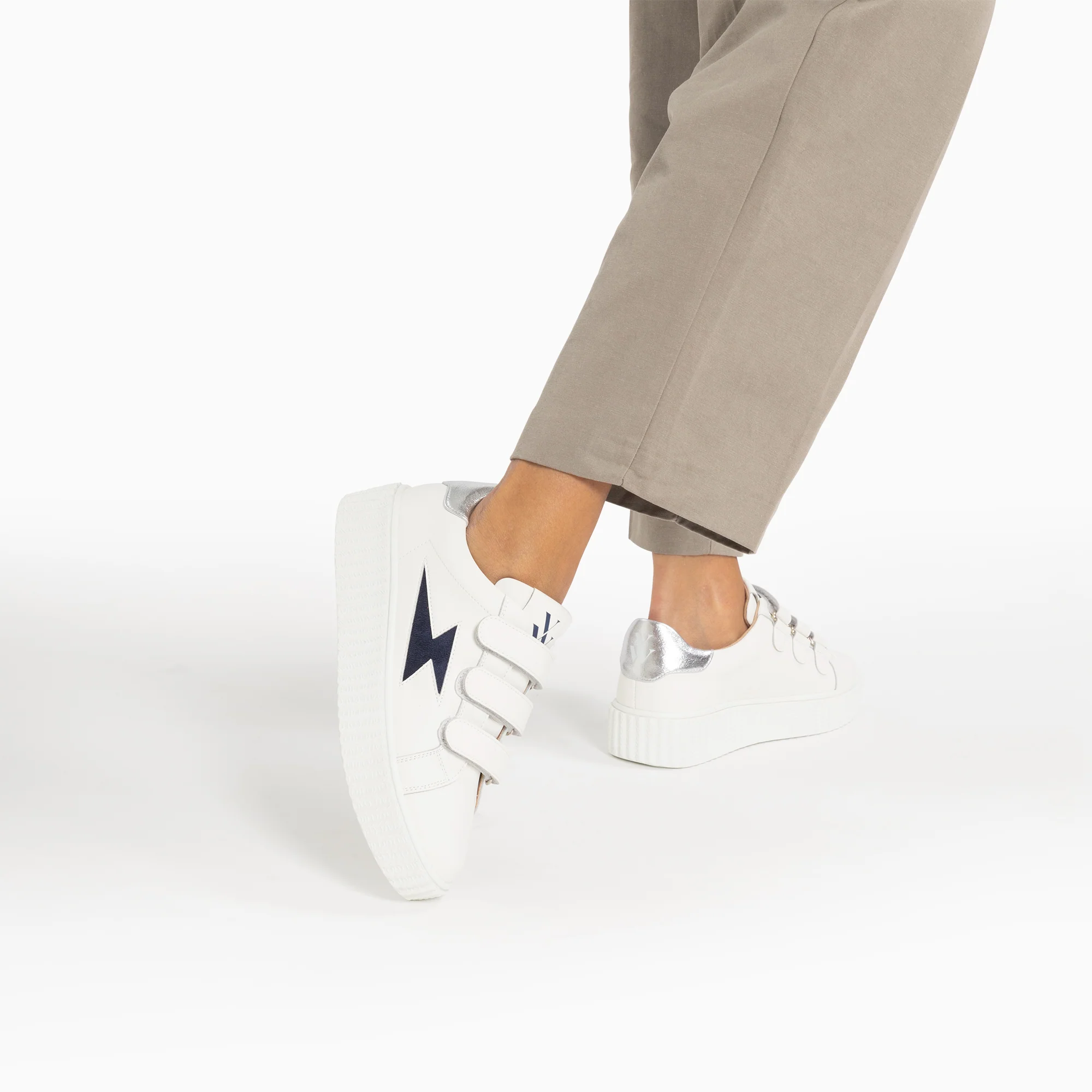 Sneakers-Baskets éclair Kim blanc et bleu marine à scratchs