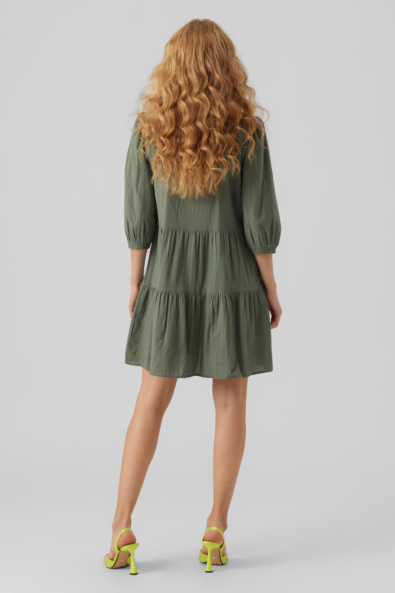 Vestido com mangas bufantes e fechamento com cordão no pescoço - Verde