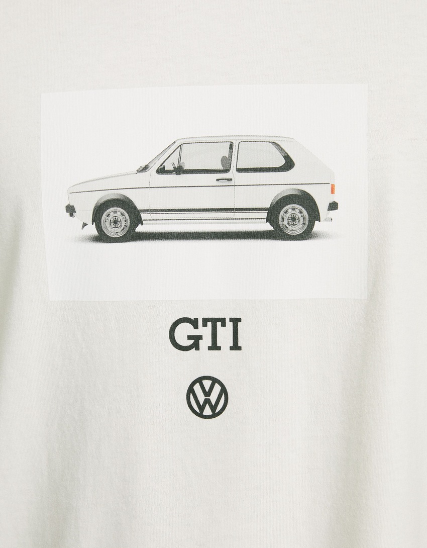 Camiseta de manga curta com estampa VOLKSWAGEN GOLF GTI e modelagem quadrada.