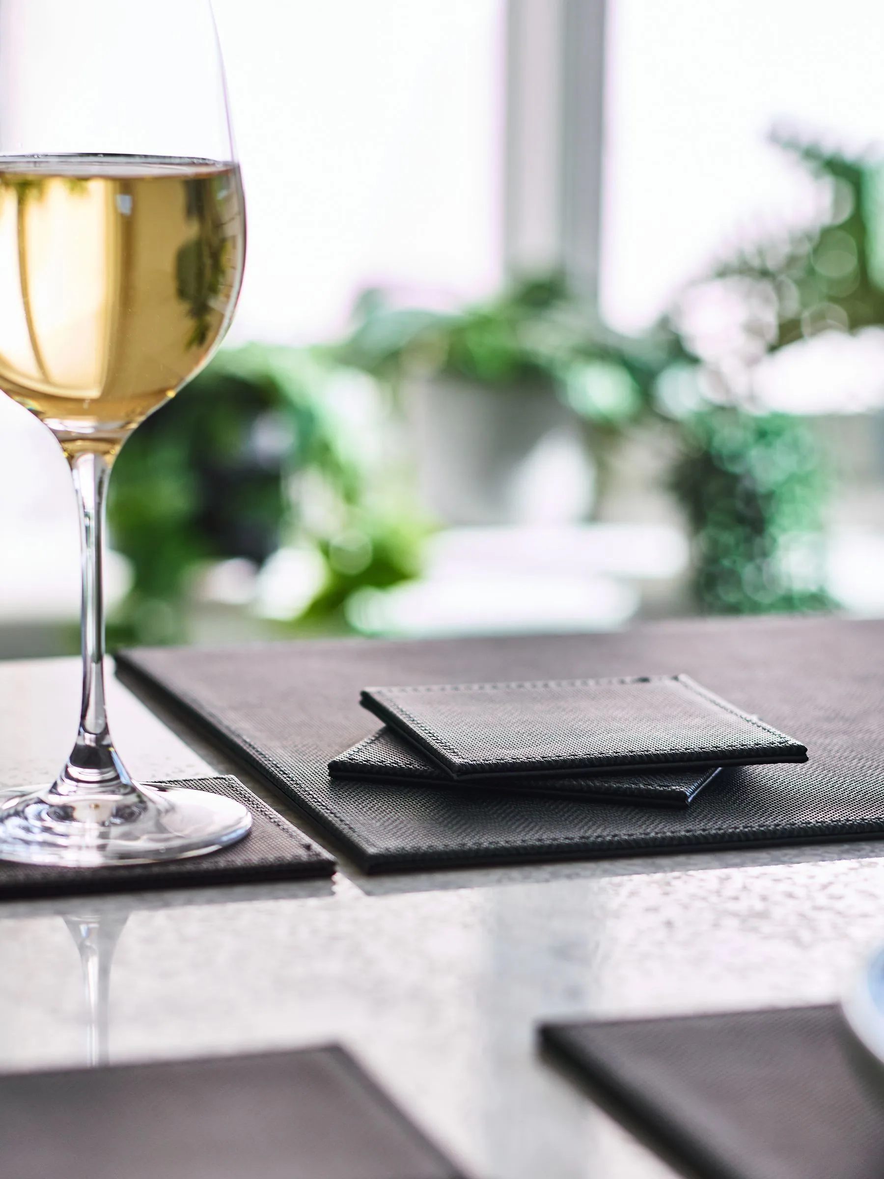 Set van 4 omkeerbare placemats en onderzetters van imitatieleer