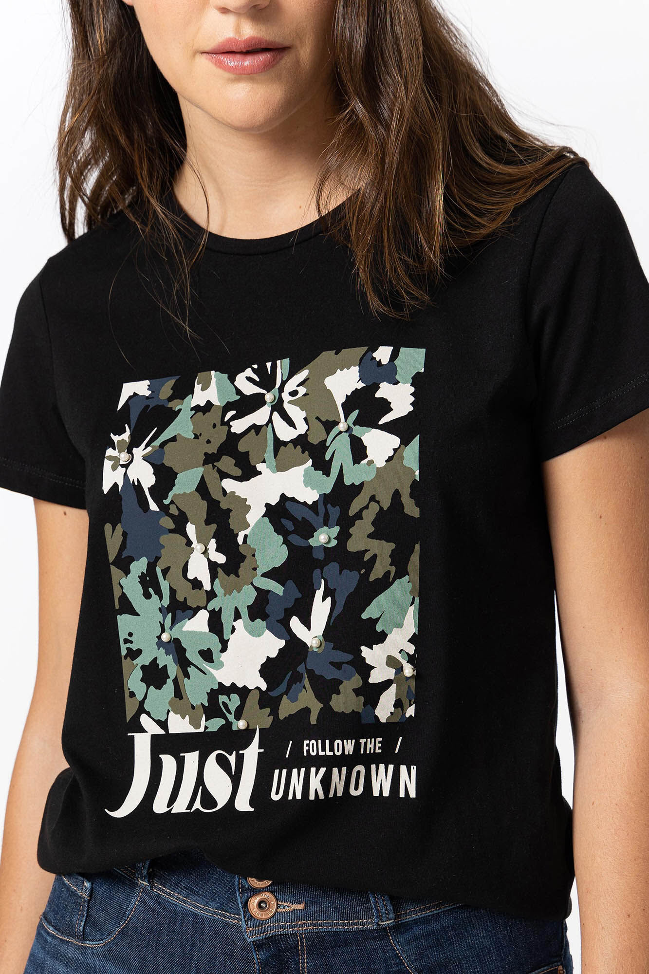 Camiseta com estampa frontal e apliques.