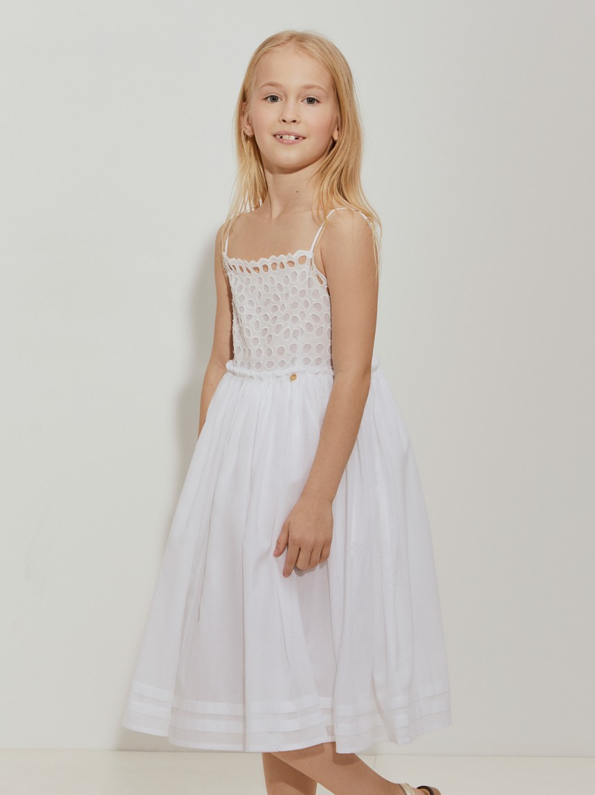 Vestido de alças bordado com saia godé