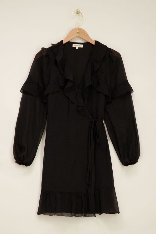 Zwarte wikkeljurk met ruffles