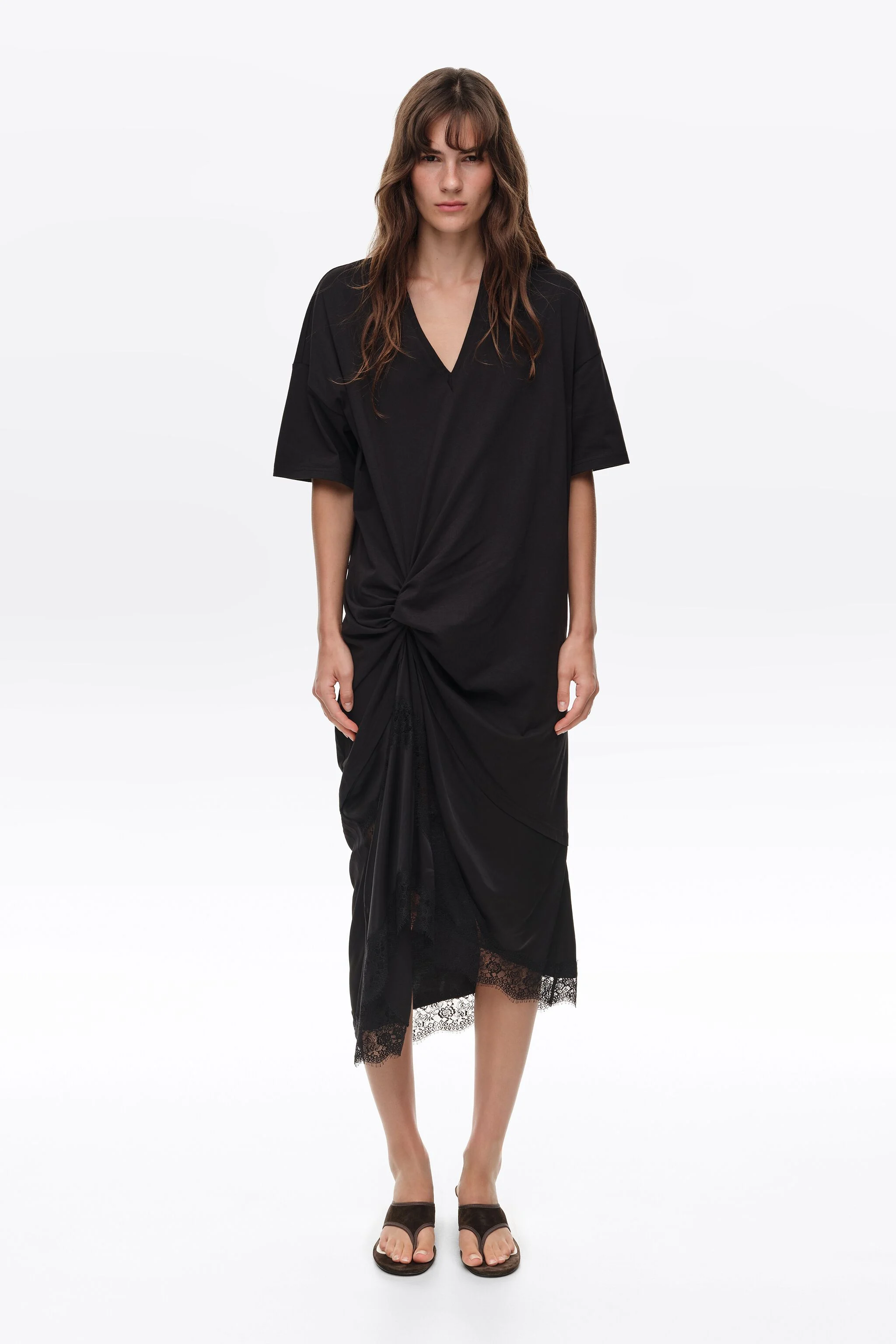 Vestido camiseta preto de dois materiais com nó.