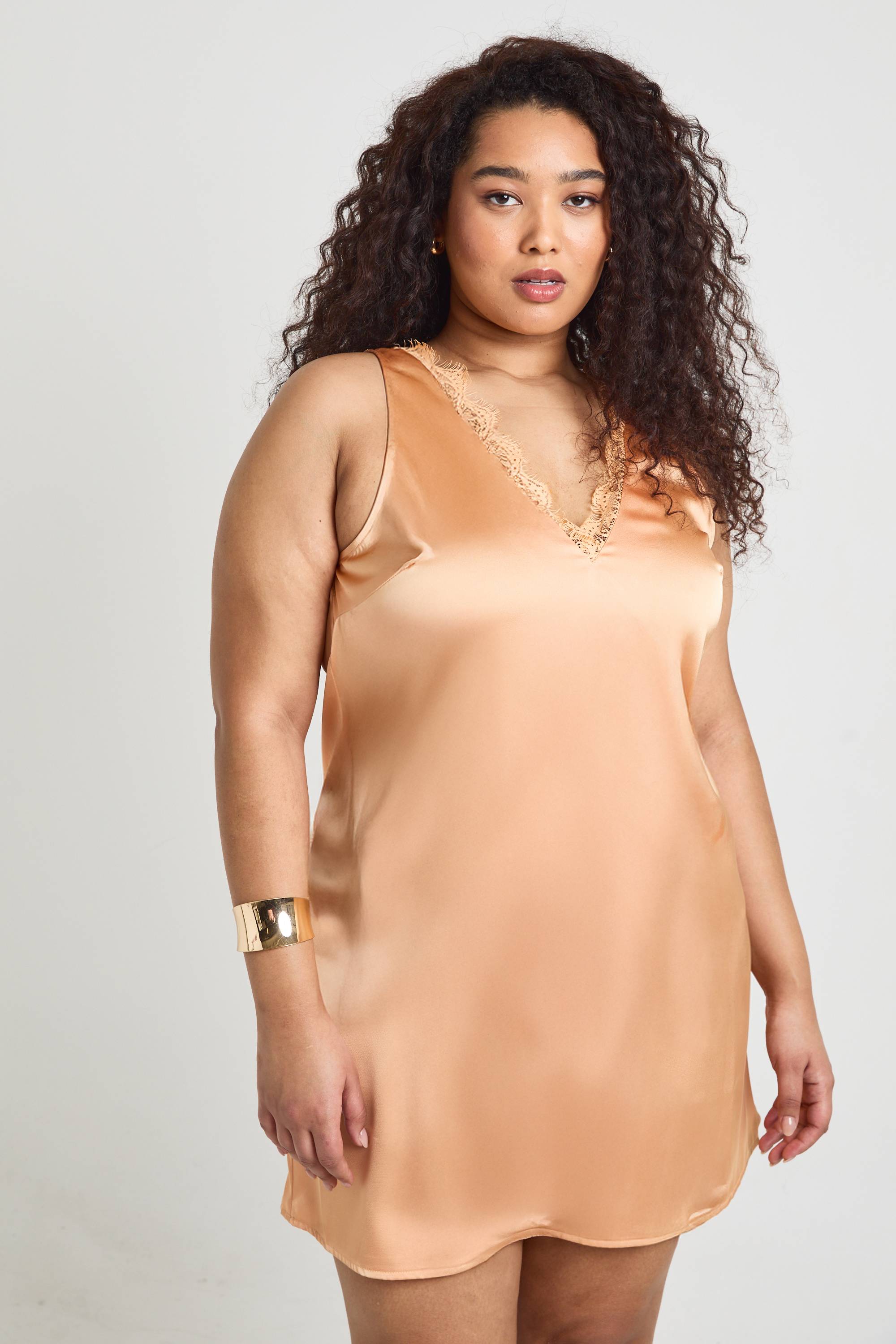 boohoo Robe Droite Grande Taille En Satin À Décolleté Plongeant Et Finitions En Dentelle