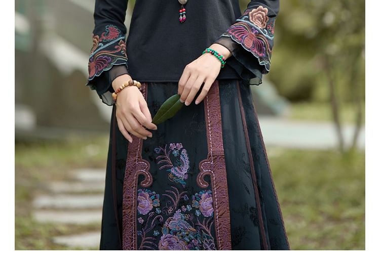 CosmoCorner - Blouse met lange mouwen en hoge hals en bloemenborduursel