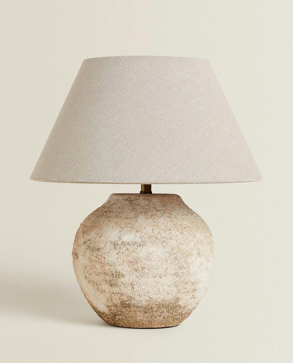 LUMINÁRIA COM BASE DE CERÂMICA ENVELHECIDA