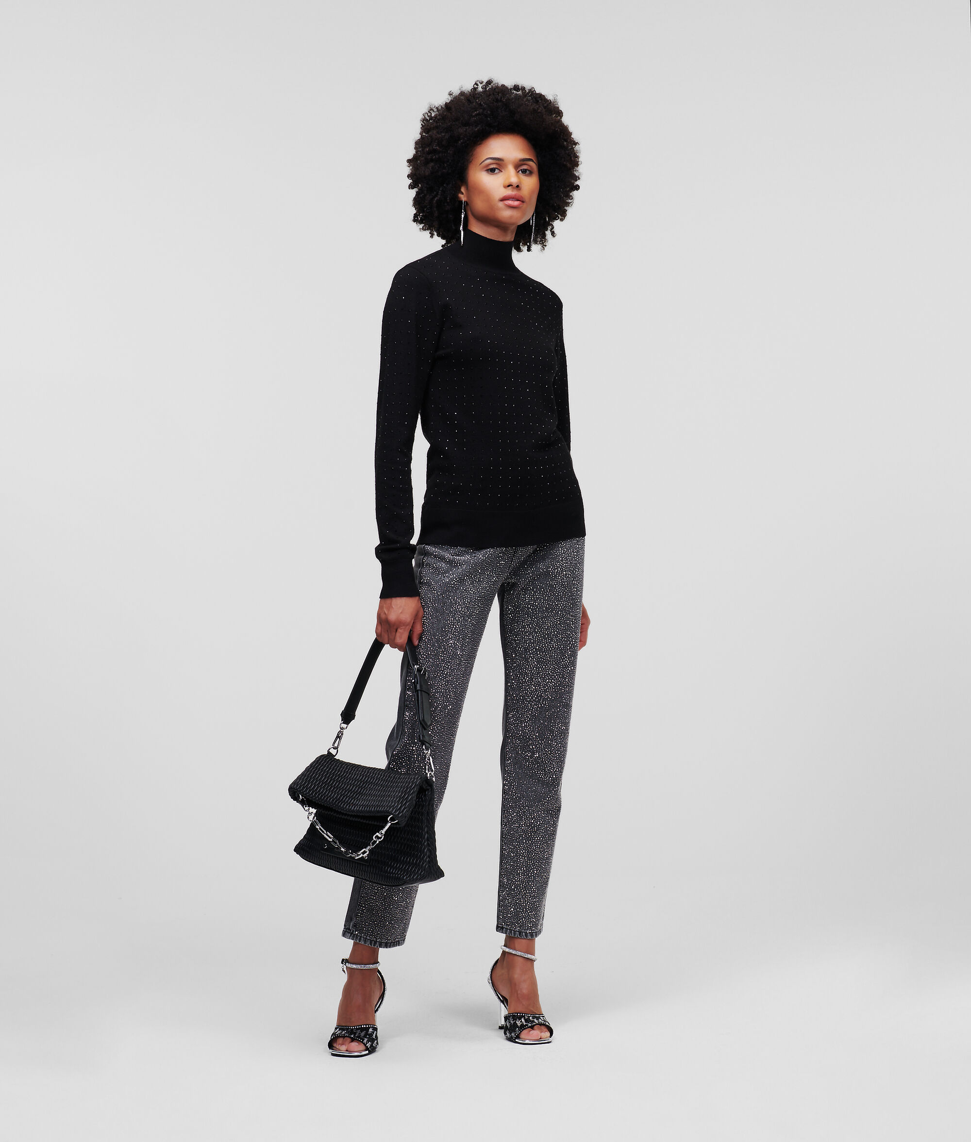 PULL ÉCHANCRÉ AU DOS ET ORNÉ DE STRASS