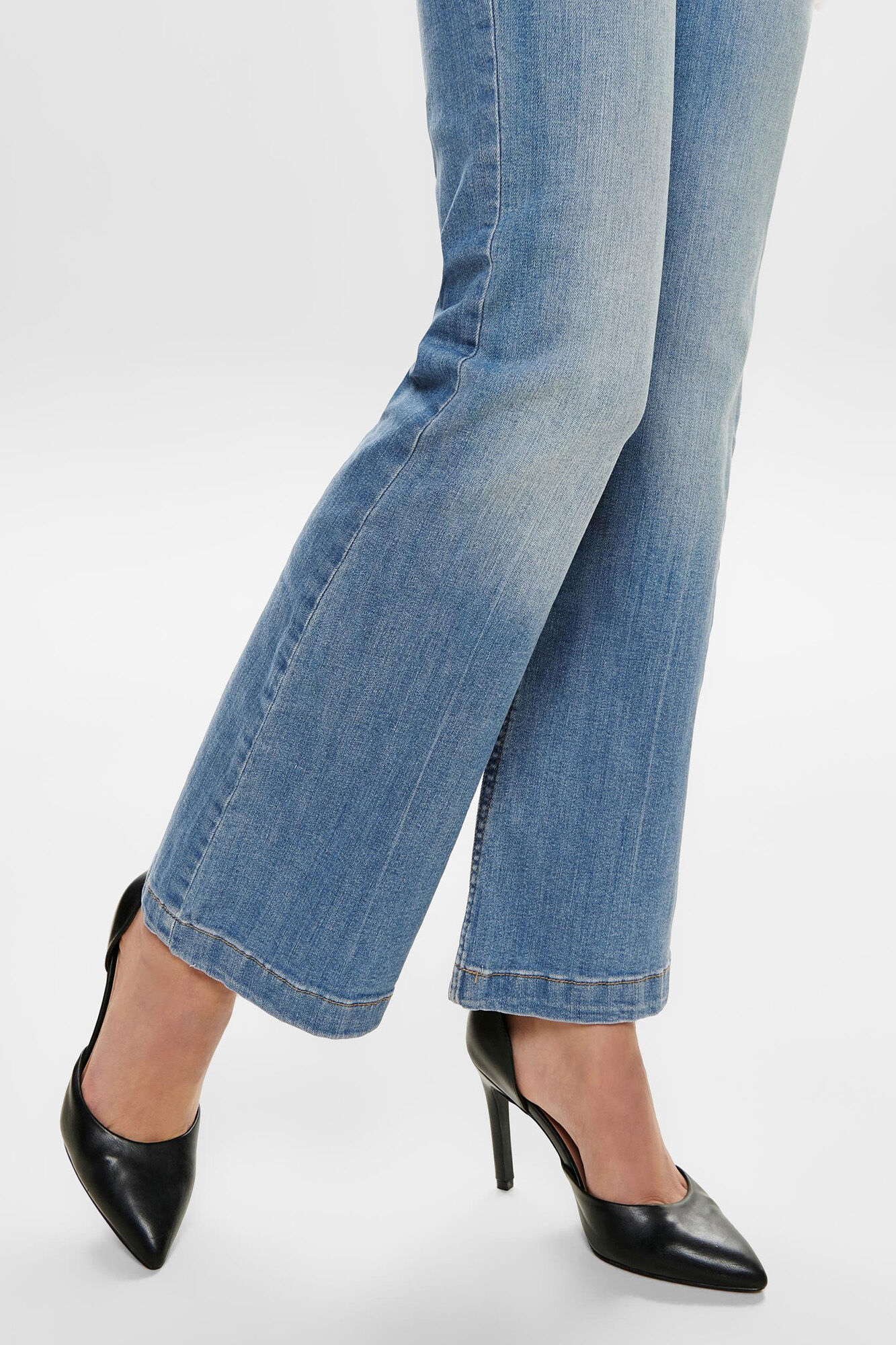 calças jeans de cintura alta e boca de sino