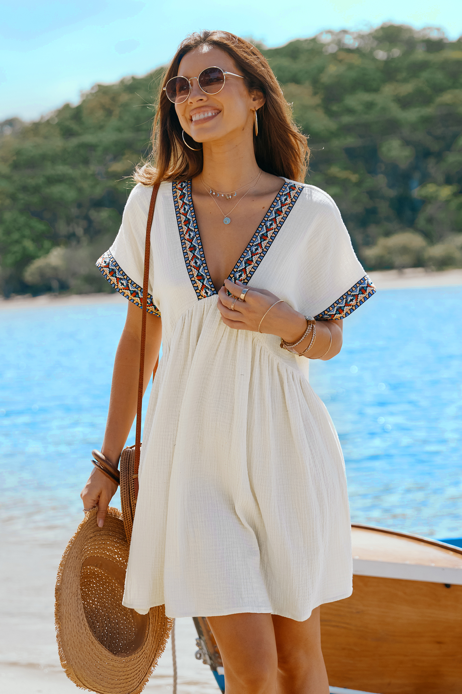 Robe mini en pur coton avec col plongeant à bordure boho et beige