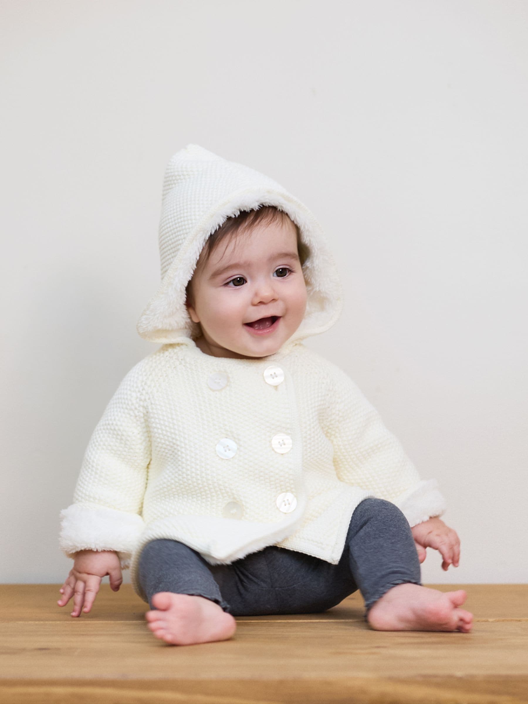 Crème - The Little Tailor Pixie babyjasje met pluizige voering van 100% katoen