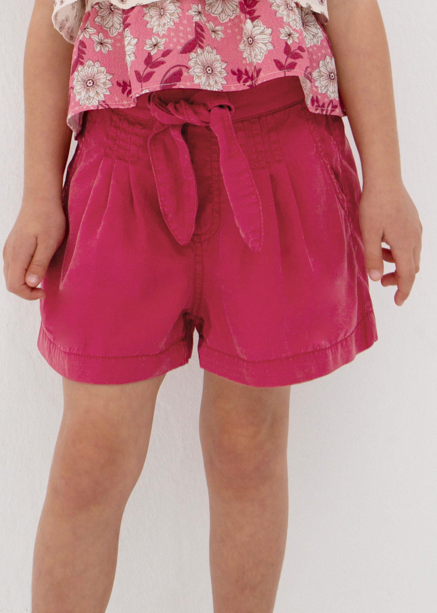 Shorts fluidos para meninas com amarração, confeccionados em TENCEL™ Lyocell.