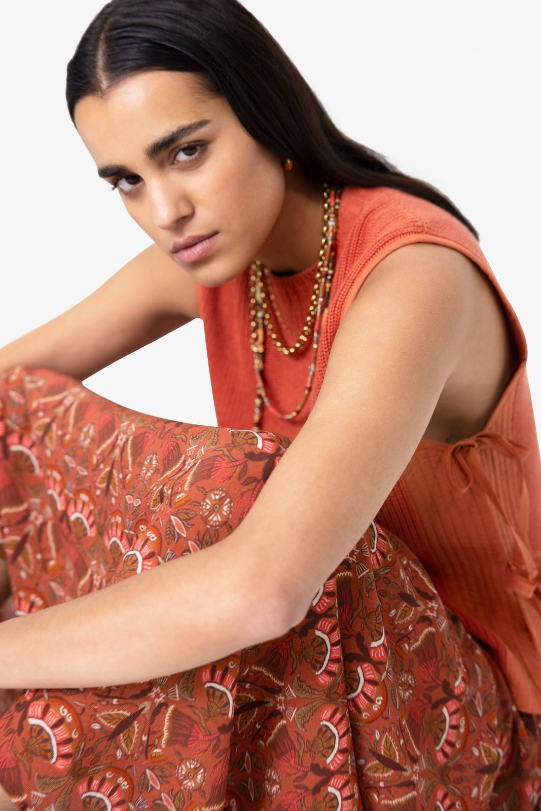Oranje gebreide spencer met strikdetails