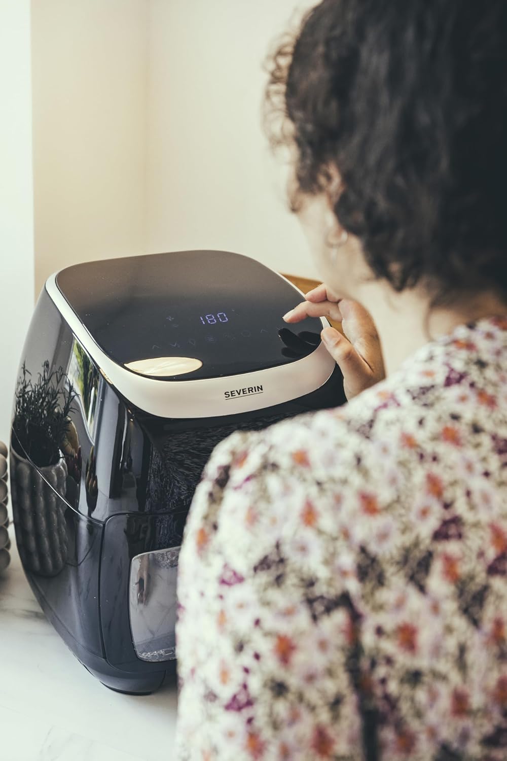 SEVERIN Multi Heißluftfritteuse mit 11 Liter Fassungsvermögen, Heißluft Fryer mit umfangreichem Zubehör, Fritteuse ohne Fett mit 8 Automatikprogrammen, 2000 W, schwarz/silber, FR 2446