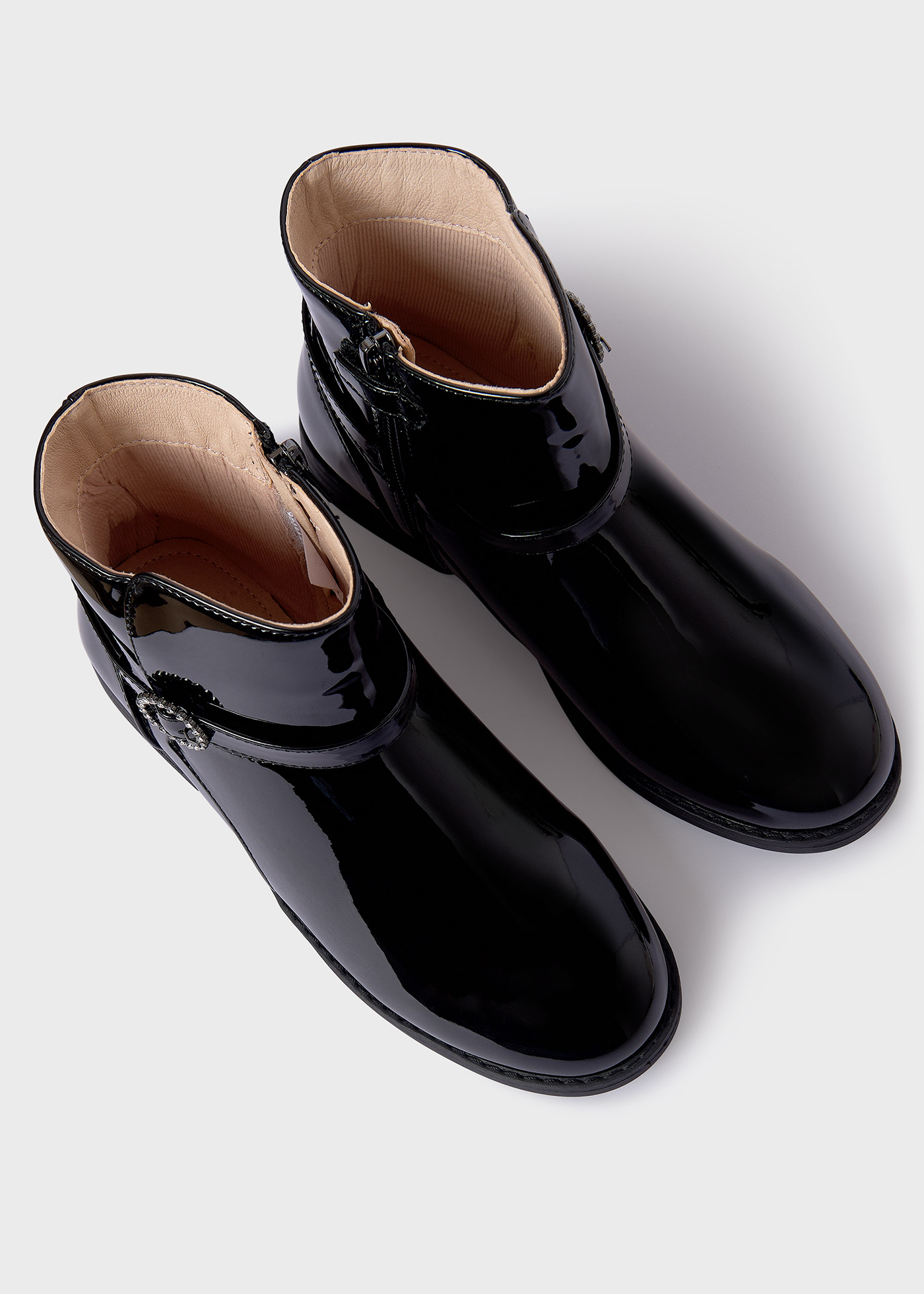 Botas de cano curto em verniz para meninas