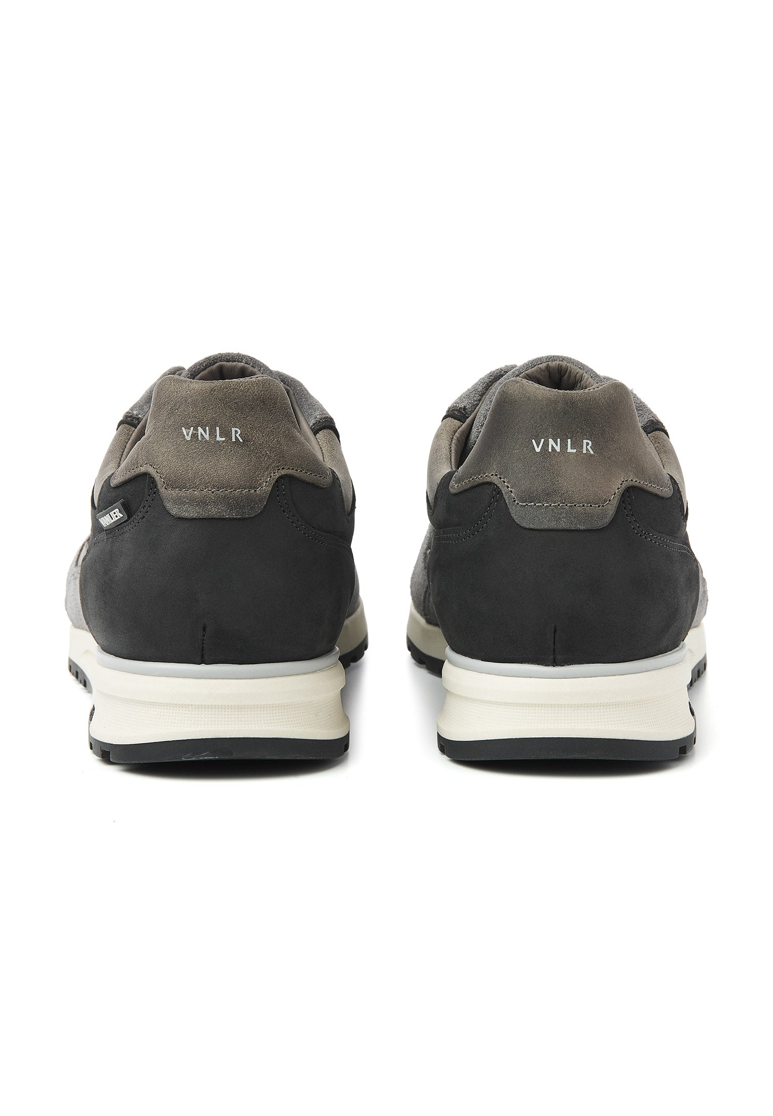 De nieuwe Ravello sneaker is de perfecte mix van modern design en ultiem comfort. Deze Ravello is uitgevoerd in hoogwaardig Italiaans suède. Dit soepele materiaal heeft een unieke en veelzijdige uitstraling. Het subtiele kleurcontrast, gecombineerd m
