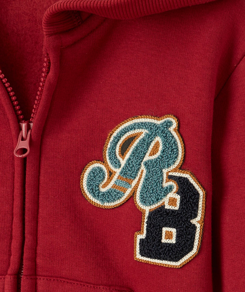 GILET ZIPPÉ À CAPUCHE GARÇON ROUGE FONCÉ AVEC LETTRES EN BOUCLETTES