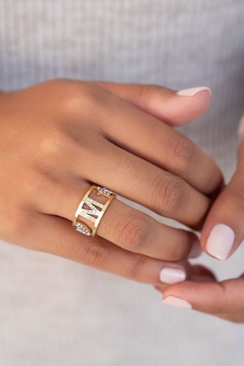 Initial ring met steentjes