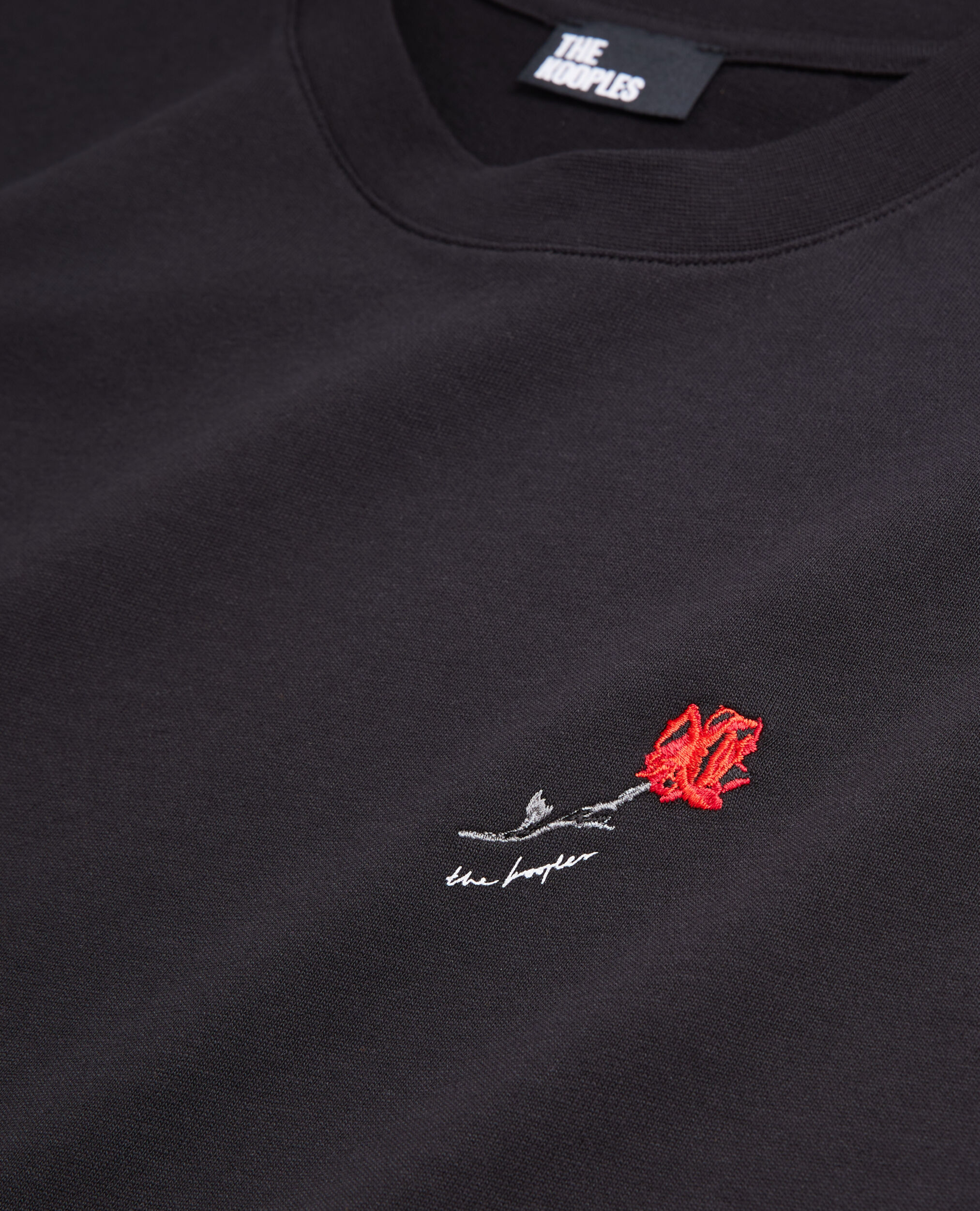 T-shirt noir avec broderie fleur
