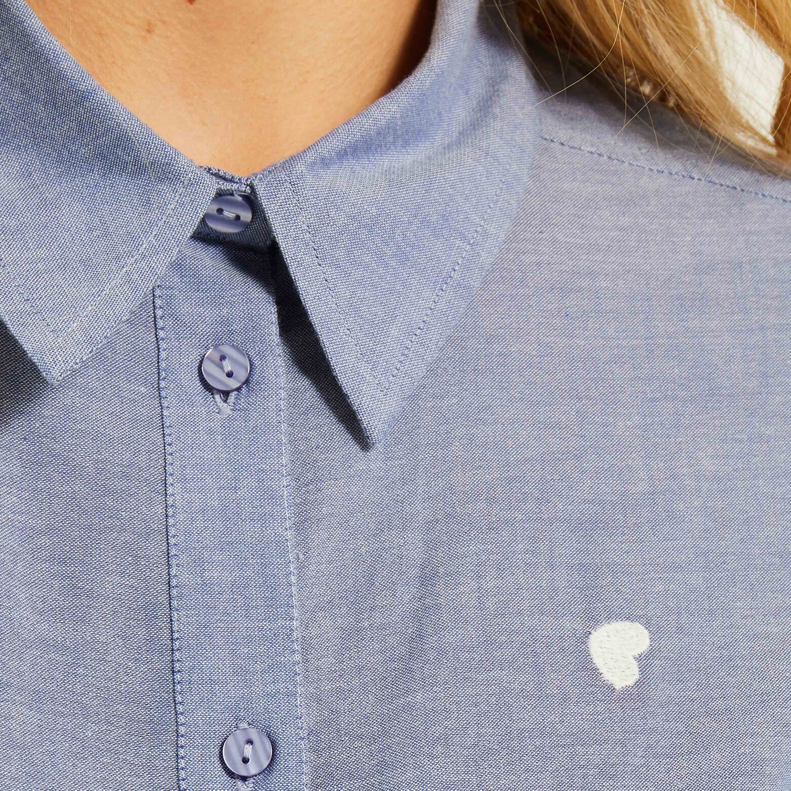 Chemise en chambray et motifs femme