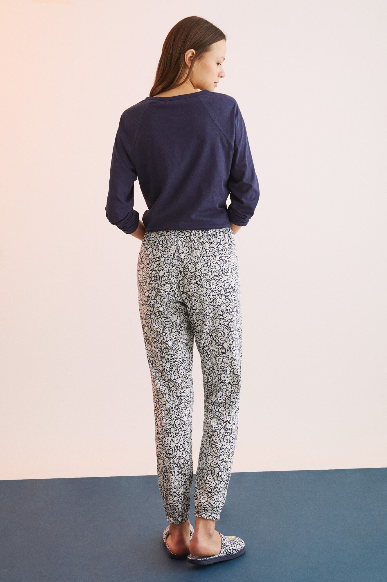 Calça comprida com estampa floral, 100% algodão.
