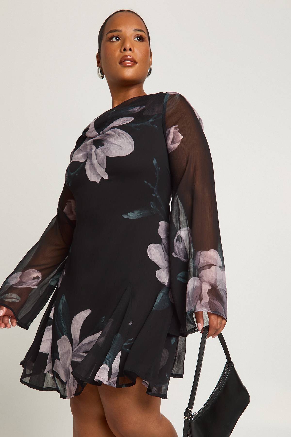 boohoo Robe mini patineuse en chiffon à manches longues Plus Floral