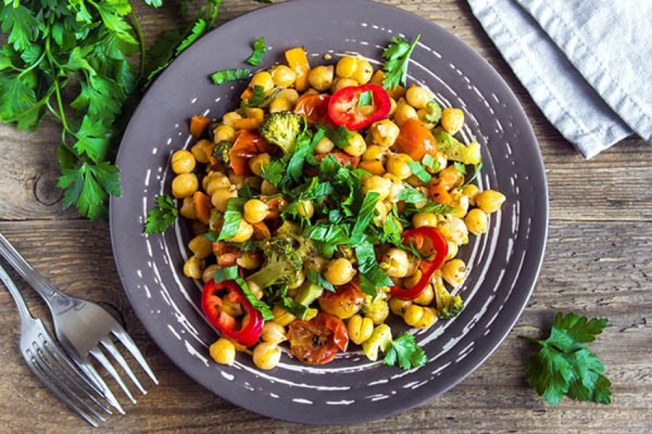 Salade met kikkererwten en hoisin-dressing