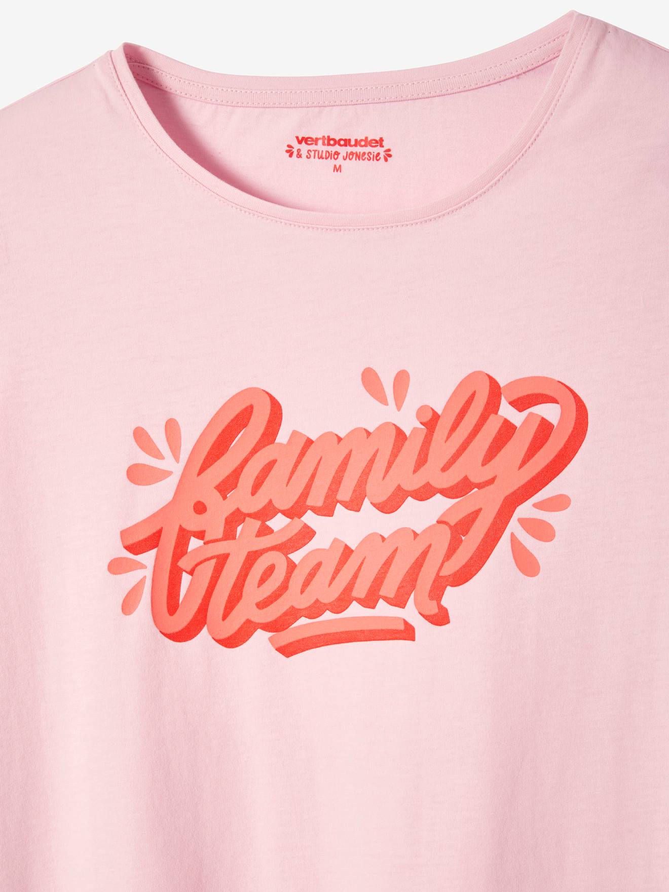 Camiseta Family Team da coleção cápsula Vertbaudet e Studio Jonésie, feita de algodão orgânico. Rosa claro liso com estampas.