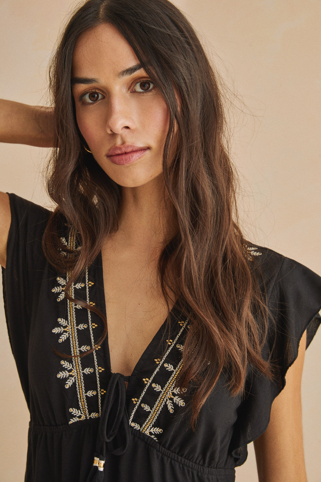 Vestido curto preto com babados - preto