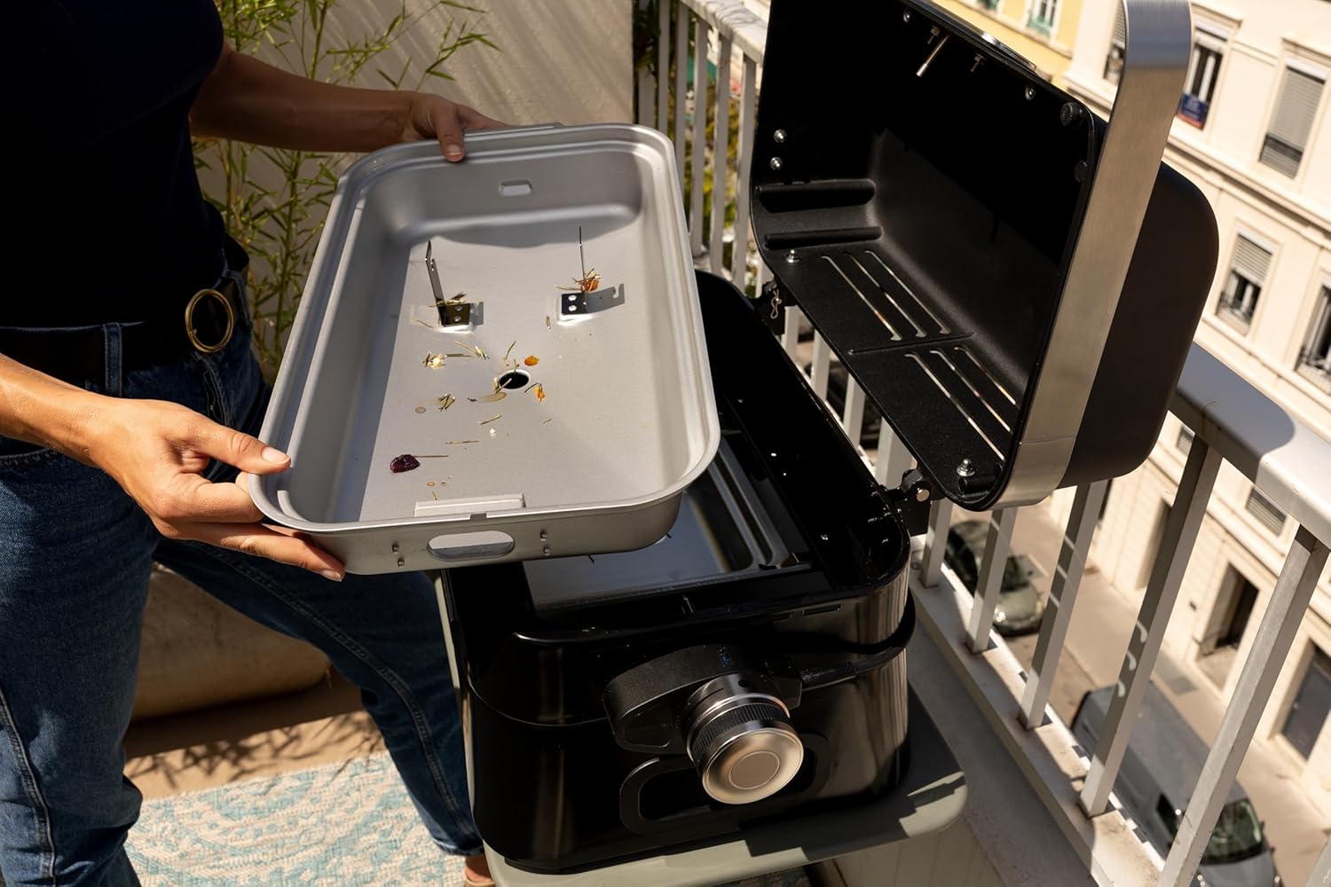 Campingaz Attitude2go Barbecue de table électrique | Barbecue électrique d'intérieur & d'extérieur, portable | 2200 W | Grille de cuisson en fonte | 4 personnes | Pour balcon & camping