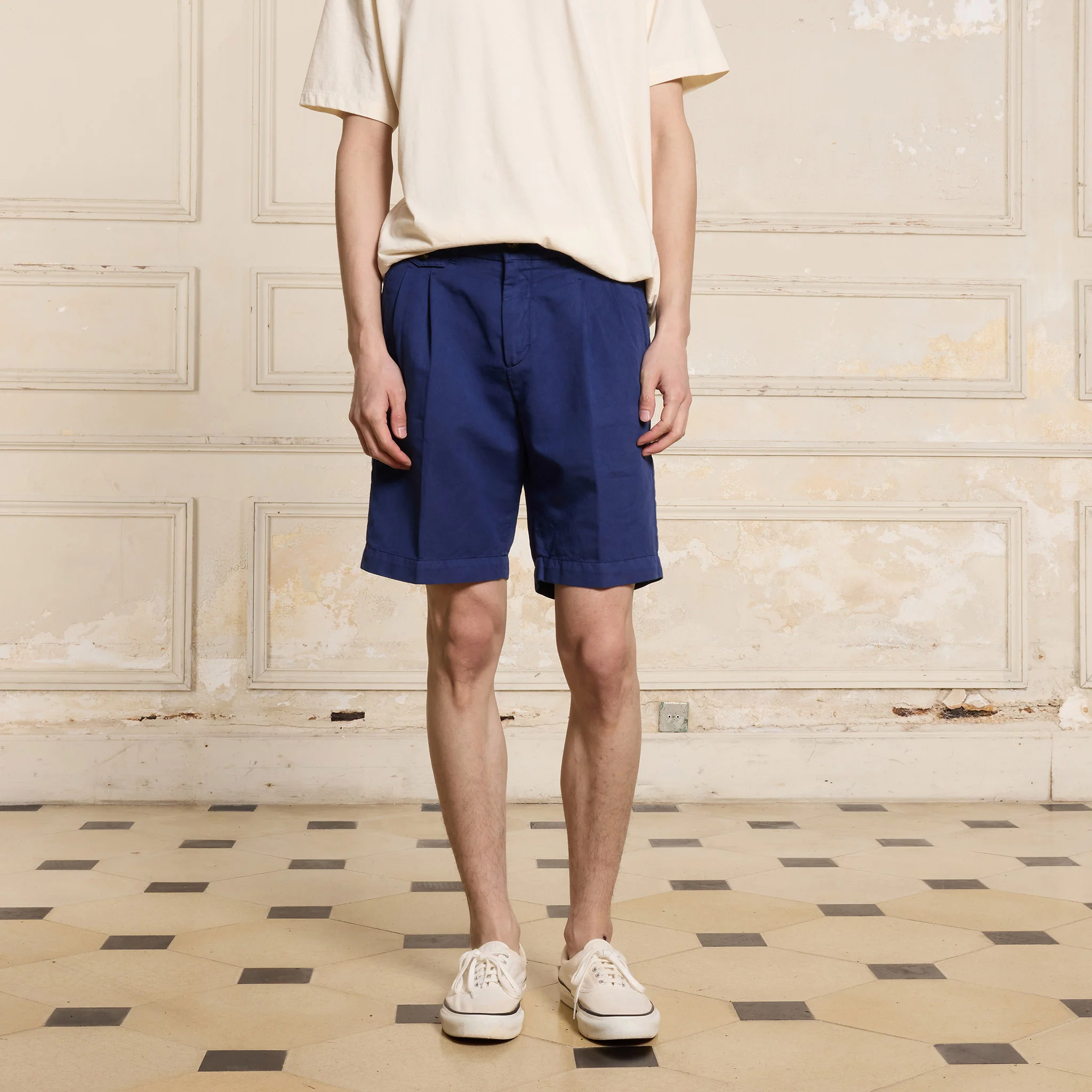 Indigo cotton and linen double-pleated shorts