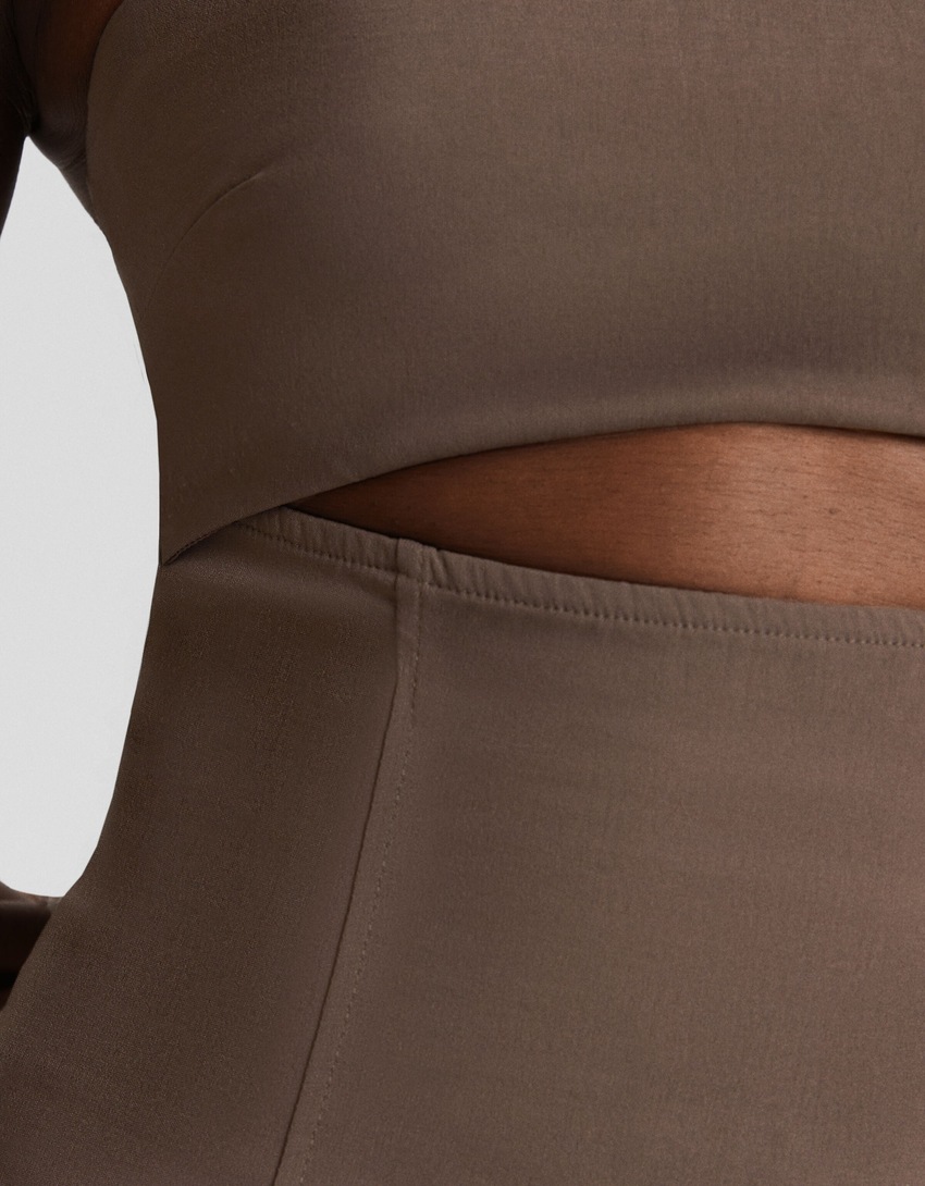 Vestido bandeau com recortes