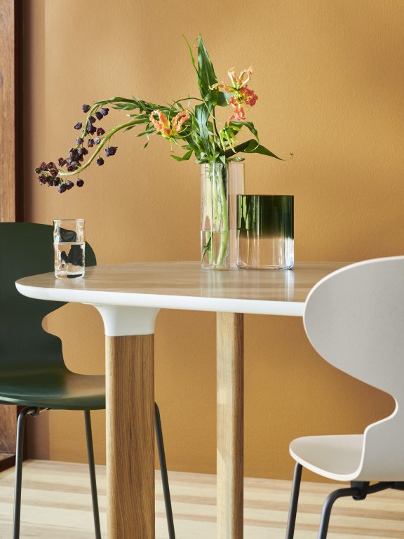 Fritz Hansen Ant eetkamerstoel zwart, gelakt eiken Olive Green