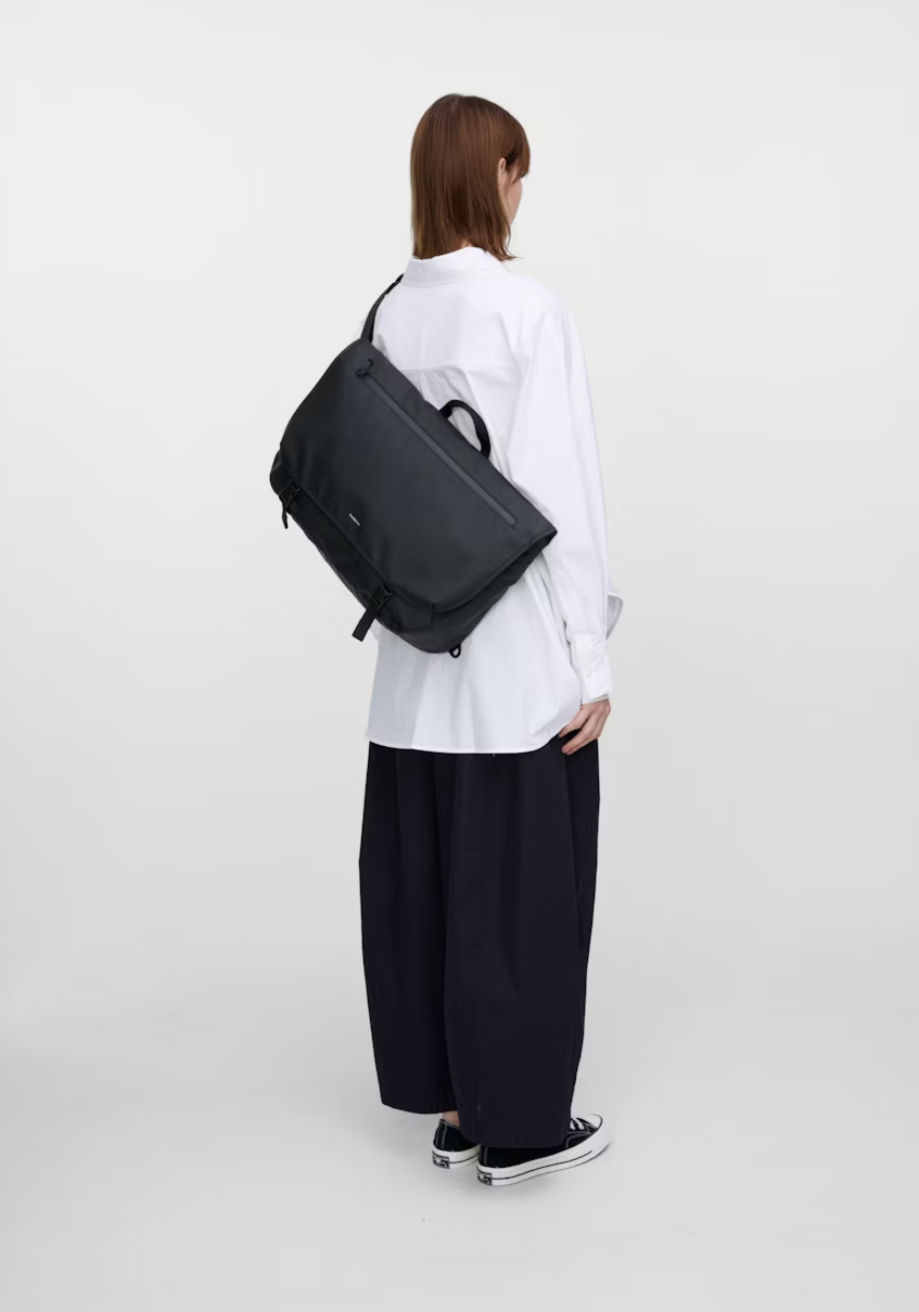 Sandqvist Schultertasche Stream Messenger Black
