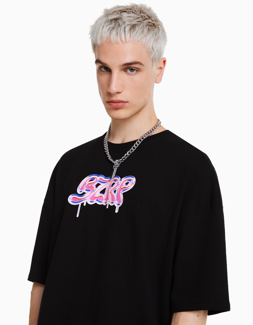 Camiseta de manga curta oversized com estampa BERSHKA ft. BIZARRAP