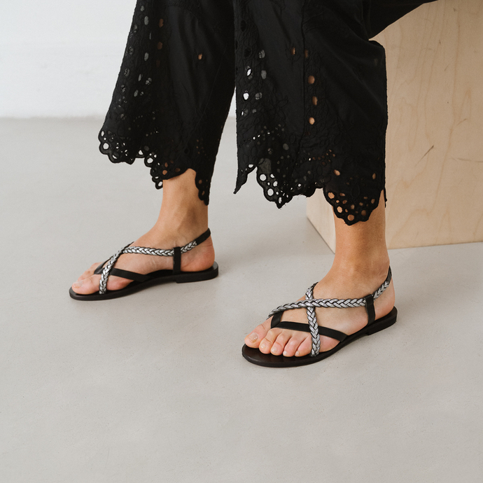 Sandales à brides tressées  en cuir noir et argent