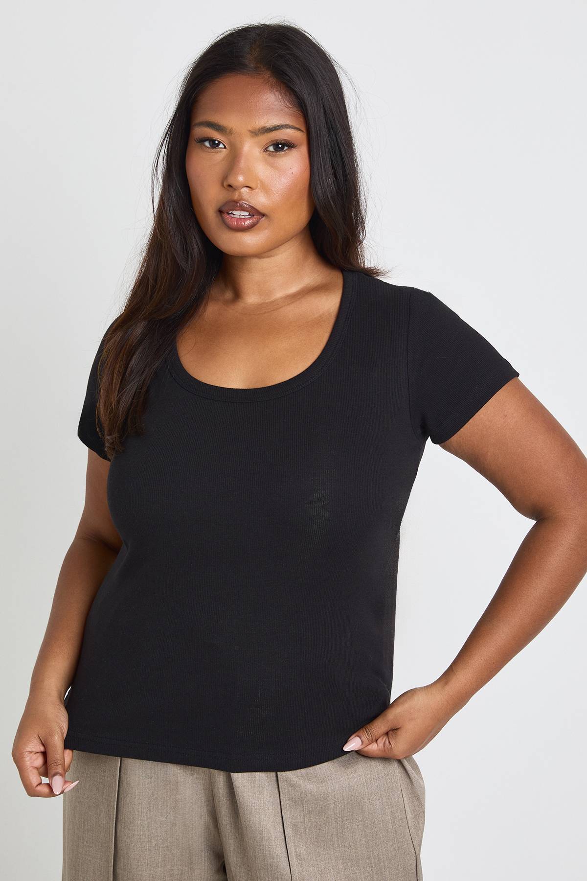 boohoo Haut Ajusté Grande Taille Côtelé À Encolure Dégagée Et Manches Courtes