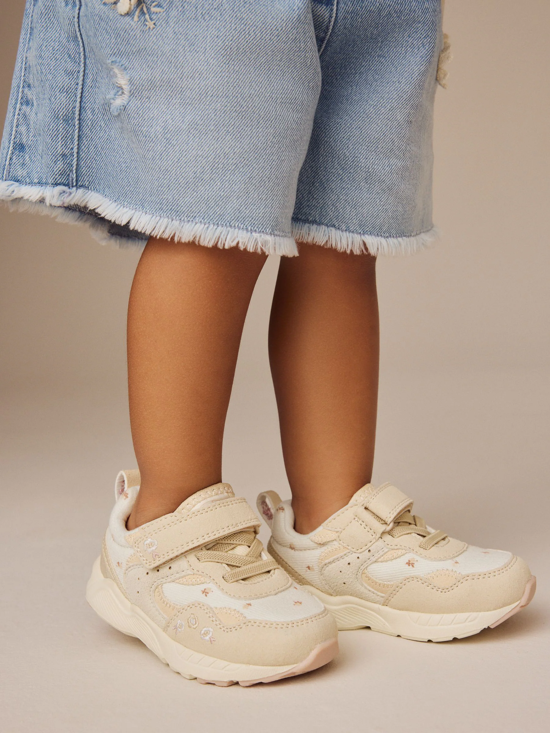 Neutraal met geborduurde bloemen - Sneakers met elastische veters en klittenbandsluiting