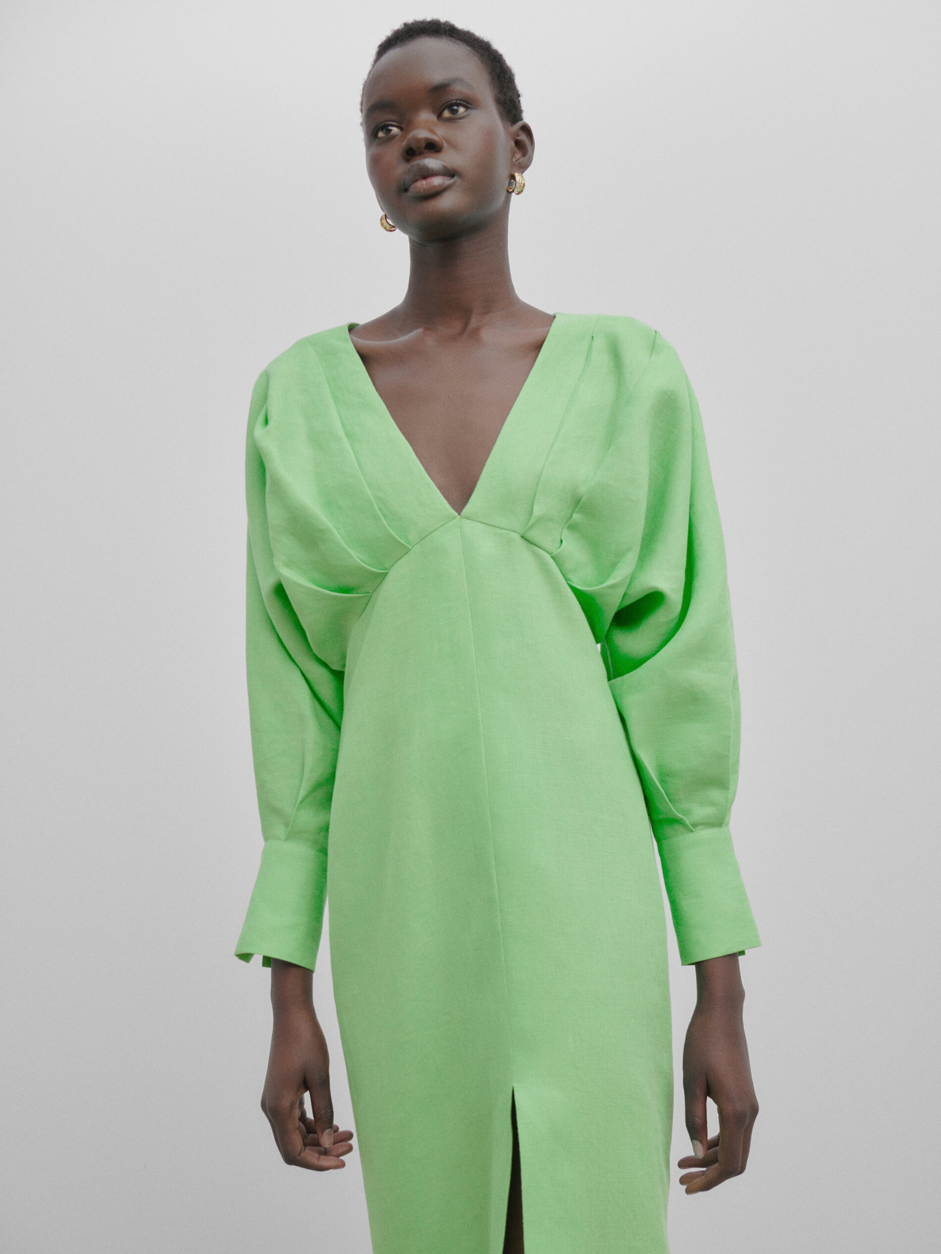 Vestido com detalhe plissado e fenda - Studio - VERD.MANZ