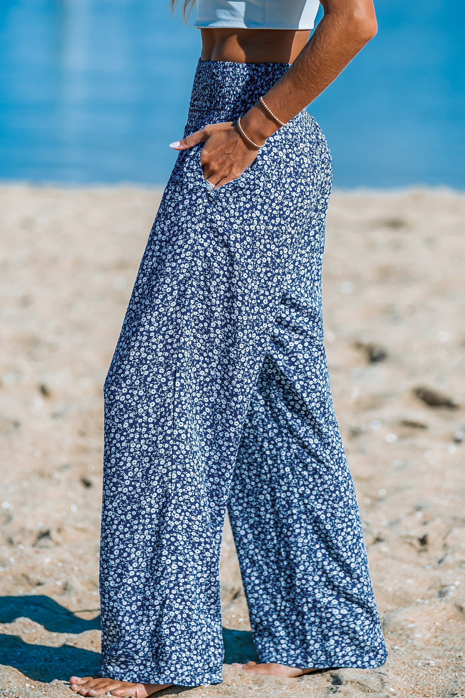 Pantalon fleuri à jambes larges et taille à smocks