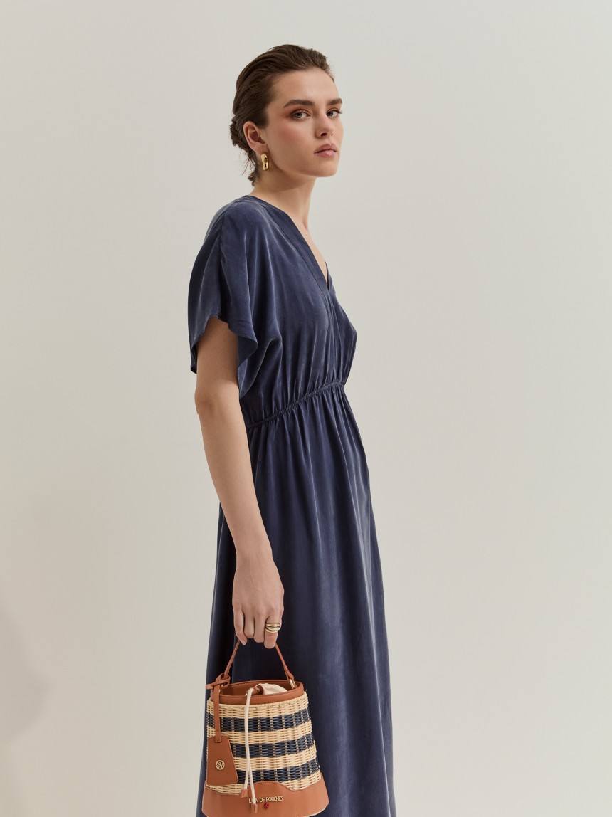 Vestido com manga morcego curta em cupro