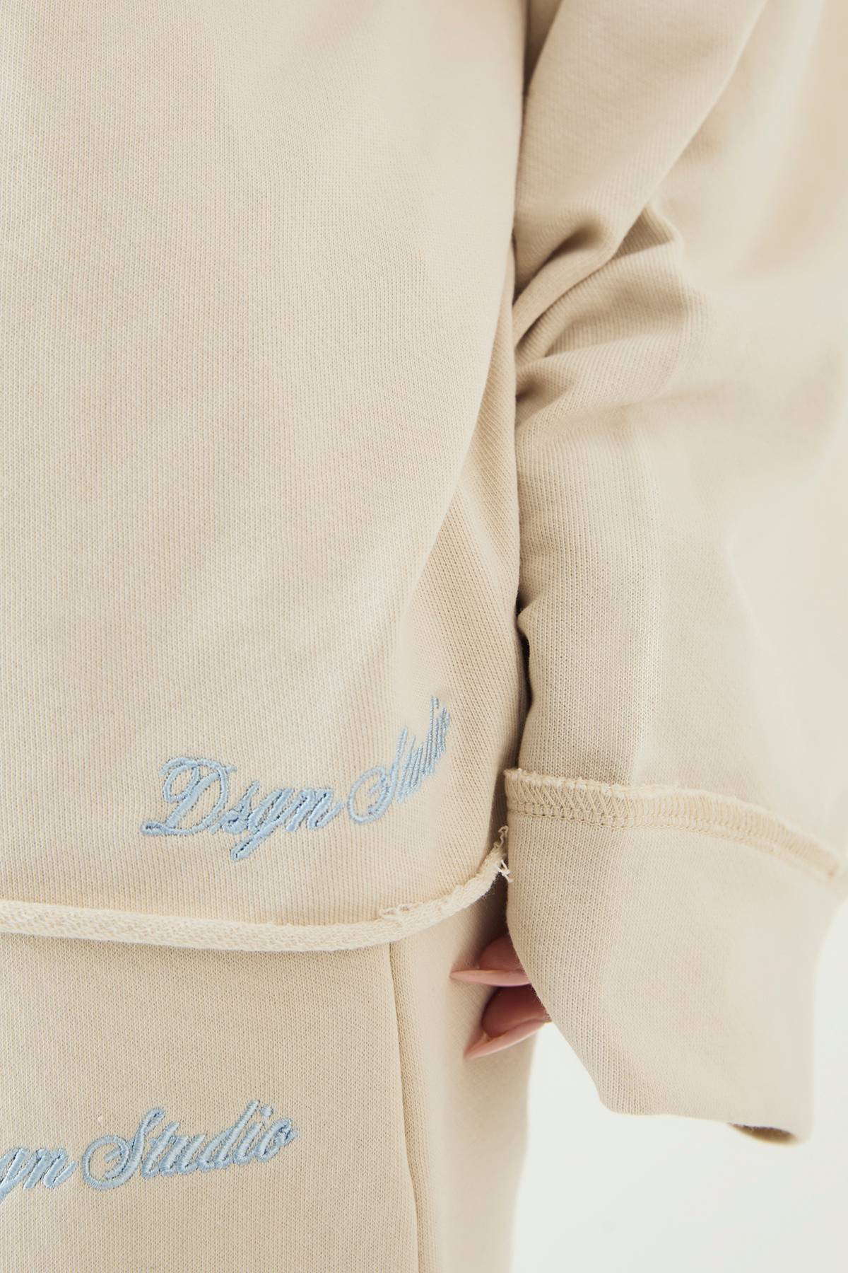 Sweat-shirt Brodé À Épaules Dénudées Dsgn Studio Script