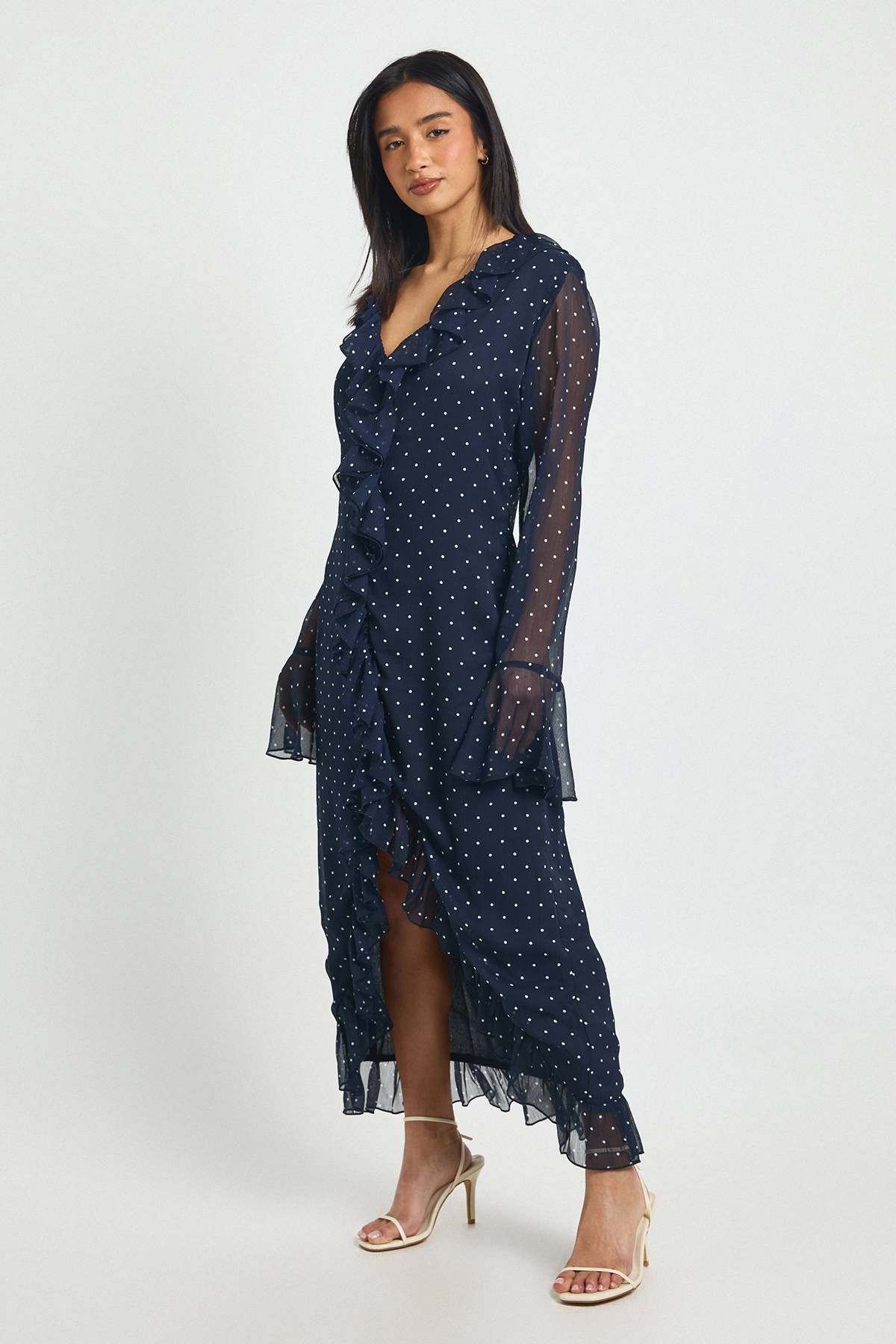 boohoo Robe Mi-Longue Petite en Mousseline à Pois avec Détails Volantés