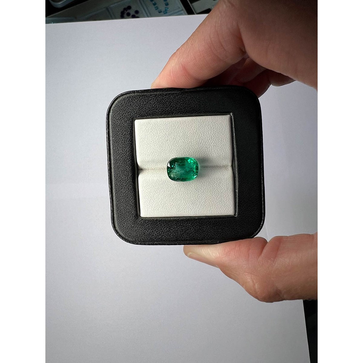 Émeraude Coussin 3.84 ct - AAA Top Green - Clarté VVVS - Origine Zambie