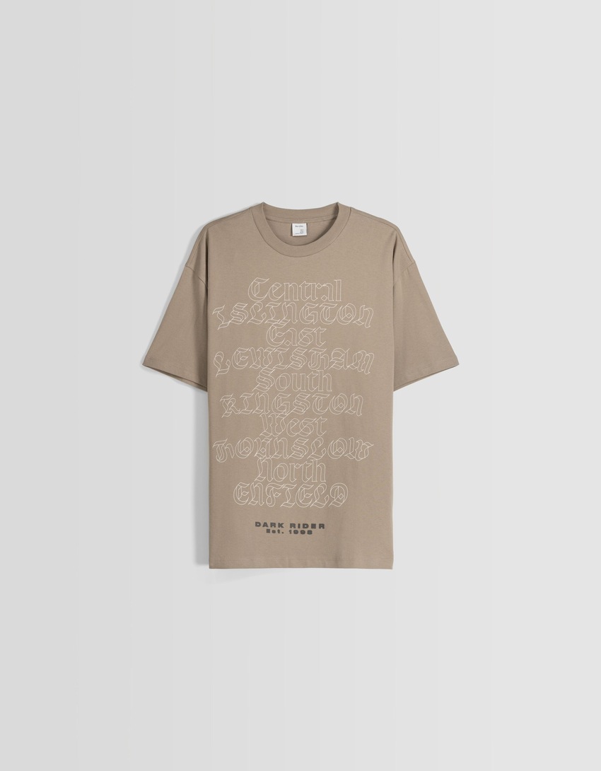 Camiseta de manga curta com estampa londrina e modelagem quadrada