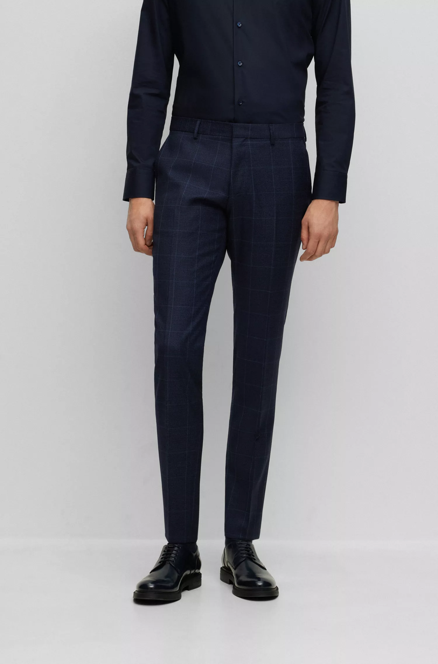 Terno BOSS preto de três peças, extra slim fit, em lã virgem.